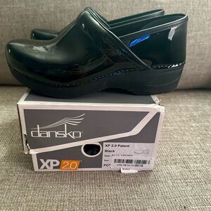 Dansko XP 2.0 Black Patent Clogs Size 38
